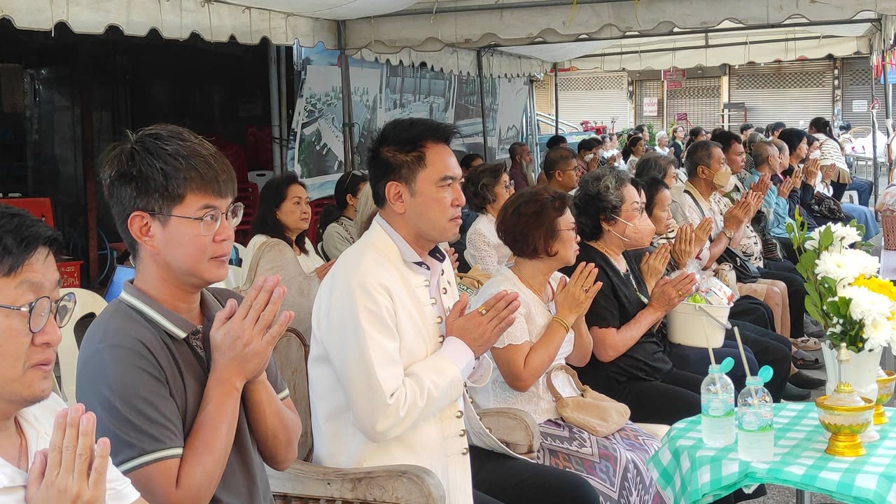 นายกเทศมนตรีนครพิษณุโลก นำคณะผู้บริหารและพี่น้องประชาชน ร่วมทำบุญตักบาตรตลาดโคกมะตูม ต้อนรับปีใหม่ 2569 เพื่อความเป็นสิริมงคล