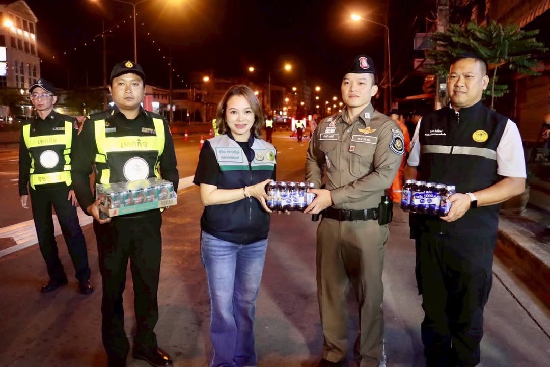 รองนายกเทศมนตรีนครพิษณุโลก นำทีมเทศกิจบูรณาการหลายหน่วยงาน ตั้งจุดตรวจเข้มวัดแอลกอฮอล์และสิ่งผิดกฎหมาย บนถนนมิตรภาพ ดูแลความปลอดภัยประชาชนช่วงเทศกาลปีใหม่ ⚠️🚨