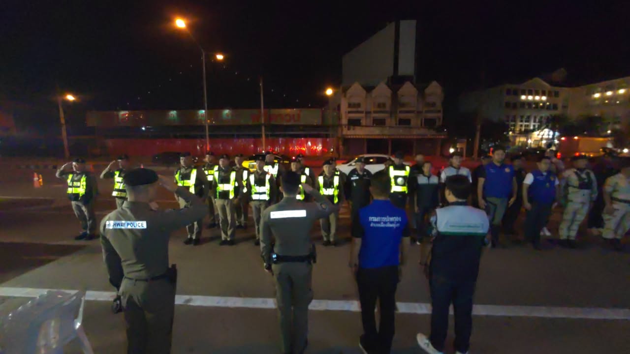 รองนายกฯ นครพิษณุโลก นำทีมเทศกิจร่วมบูรณาการ 3 ฝ่าย ตั้งจุดตรวจเข้มแอลกอฮอล์และสิ่งผิดกฎหมาย ถนนมิตรภาพ ดูแลความปลอดภัยประชาชนช่วงเทศกาลปีใหม่