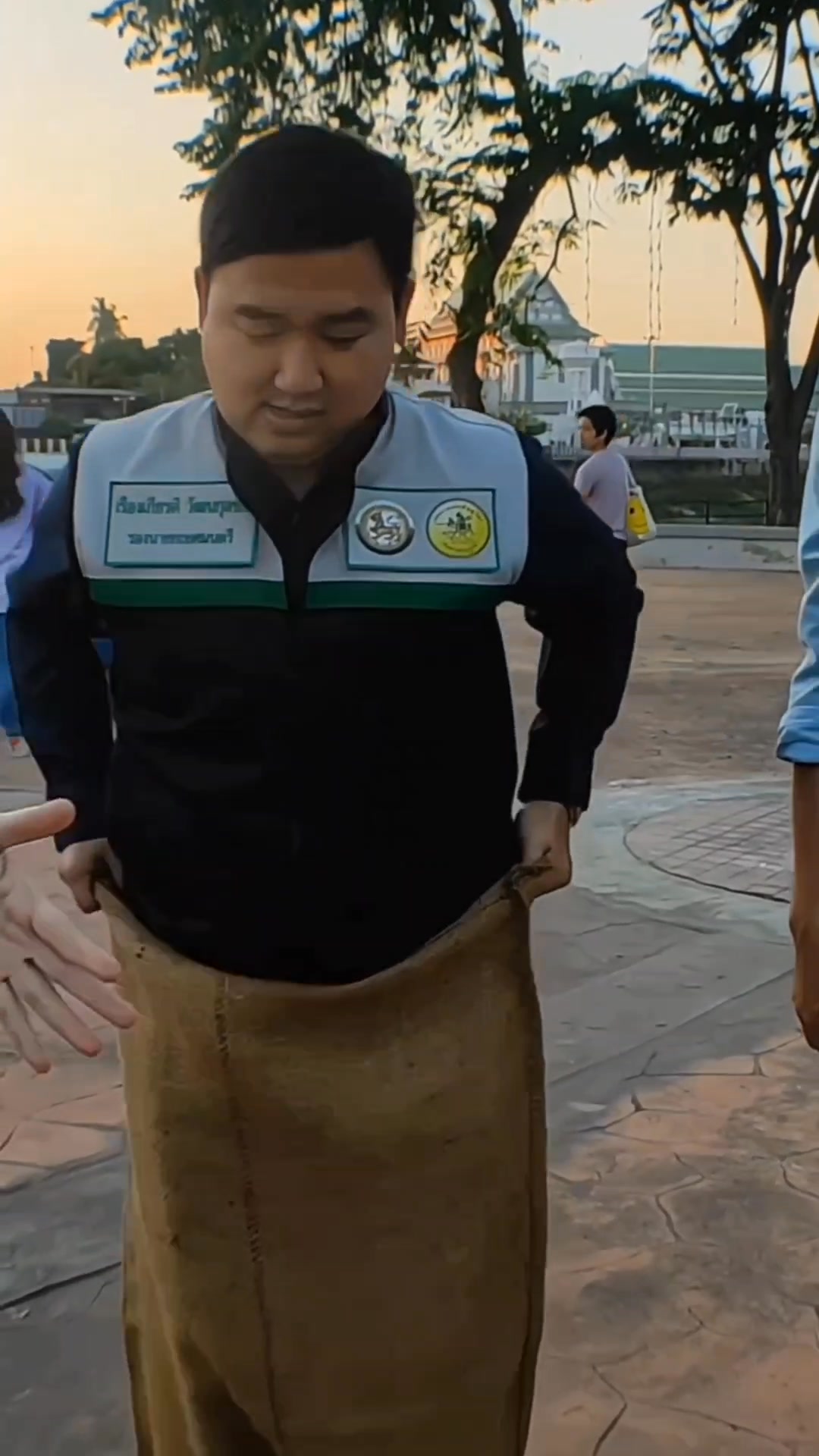 #เทรนด์วันนี้ งานนี้ QC มาเอง! ✅ เมื่อท่านรองฯ อยากเทสระบบ "วิ่งกระสอบ" สเต็ปขาคู่ต้องมา ความฮาต้องมี 😂 เห็นลีลาแล้วบอกเลยว่า... ผ่านฉลุย! (แต่แอบเหนื่อยไหมครับท่าน 😆)#วิ่งกระสอบ #สีสันวันกีฬา #รองนายกฯพาเพลิน #FitAndFun