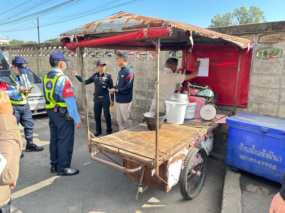 วันที่ 22 ธันวาคม 2568 นายศิริชิน หาญพิทักษ์พงศ์ นายกเทศมนตรีนครพิษณุโลก มอบหมายให้เจ้าหน้าที่งานรักษาความสงบเรียบร้อย (เทศกิจ) เทศบาลนครพิษณุโลก บูรณาการกับงานจราจร สถานีตำรวจภูธรเมืองพิษณุโลก และเจ้าหน้าที่สถานีรถไฟ ลงพื้นที่ประชาสัมพันธ์และจัดระเบีย...