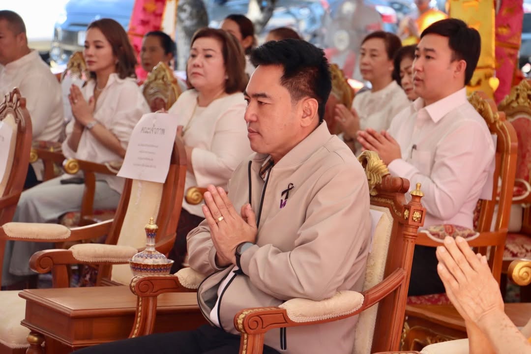 คณะผู้บริหารเทศบาลนครพิษณุโลก ร่วมพิธีสวดเจริญพระพุทธมนต์ งานสมโภชอนุสาวรีย์สมเด็จพระสุพรรณกัลยา