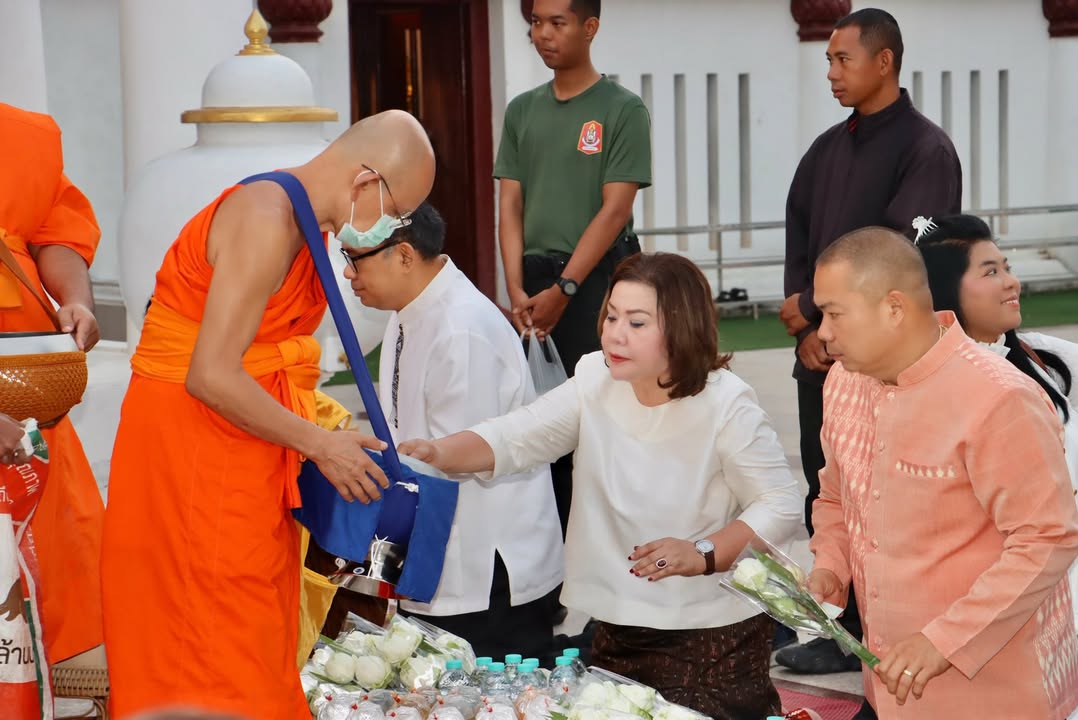เทศบาลนครพิษณุโลก ร่วมกิจกรรม ชินะราชา เบิกฟ้าเสริมบุญ ตักบาตรรับอรุณ หน้าพระวิหารเสริมพลังศรัทธา @เมืองสองแคว 🌤️✨🙏🏻