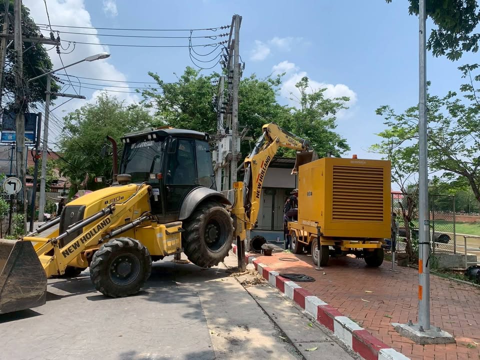 🚧🚜 ขออภัยในความไม่สะดวก ทีมงานสำนักช่างเทศบาลนครพิษณุโลก กำลังติดตั้งเครื่องสูบน้ำ ขนาด 14 นิ้ว เพื่อป้องกันน้ำท่วม ขอปิดช่องทางสัญจรถนนพุทธบูชา บริเวณก๋วยเตี๋ยวห้อยขา สามารถเดินรถได้ 1 ช่องทาง ทำให้รถชลอตัว คาดจะแล้วเสร็จประมาณ 14.00 น.
