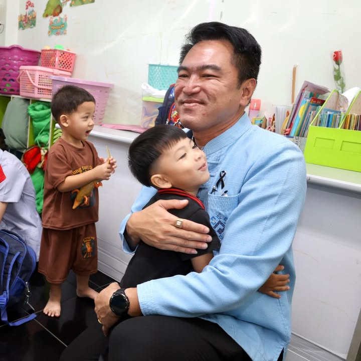🏫✨ นายกเทศมนตรีนครพิษณุโลก ลงพื้นที่ตรวจเยี่ยมสถานศึกษาและหอสมุดเทศบาล มุ่งยกระดับคุณภาพการศึกษาและการเรียนรู้ทุกช่วงวัย 📚👧🏻👵🏻