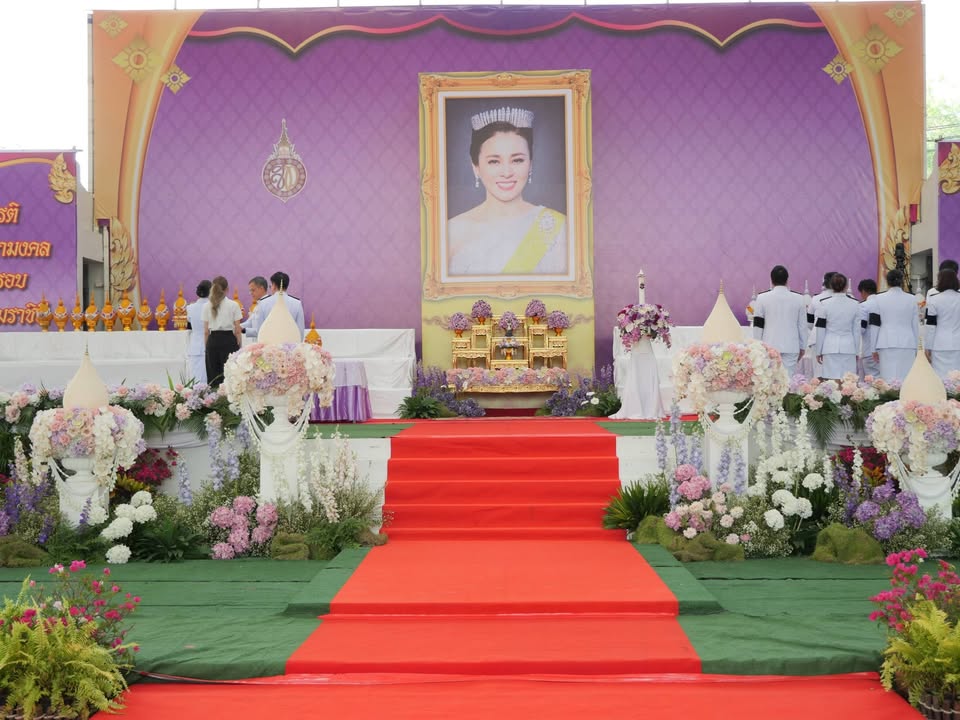 ชาวพิษณุโลกร่วมใจจุดเทียนถวายพระพรชัยมงคล เฉลิมพระเกียรติ สมเด็จพระนางเจ้าฯ พระบรมราชินี ในโอกาสมหามงคลเฉลิมพระชนมพรรษา 4 รอบ