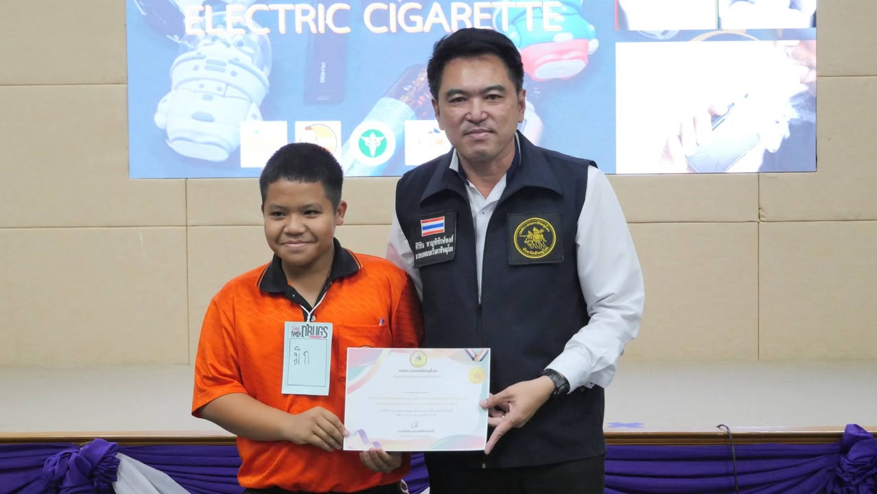 นายศิริชิน หาญพิทักษ์พงศ์ นายกเทศมนตรีนครพิษณุโลก เป็นประธานมอบ ประกาศนียบัตร แก่นักเรียนที่เข้าร่วม โครงการรณรงค์ป้องกันและลดปัญหายาเสพติดยาสูบในกลุ่มเด็กเยาวชน ประจำปีงบประมาณ 2569 ณห้องจุฬามณี 4 เทศบาลนครพิษณุโลก