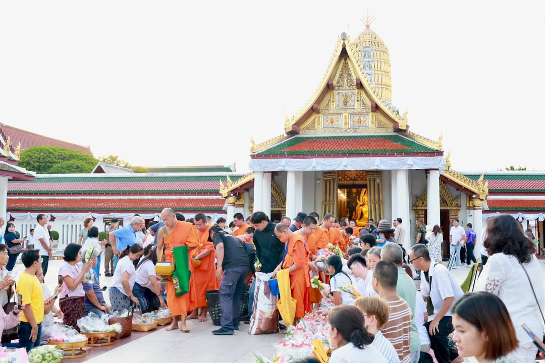 เทศบาลนครพิษณุโลก ร่วมกิจกรรม ชินะราชา เบิกฟ้าเสริมบุญ ตักบาตรรับอรุณ หน้าพระวิหารเสริมพลังศรัทธา @เมืองสองแคว  🌤️🙏🏻