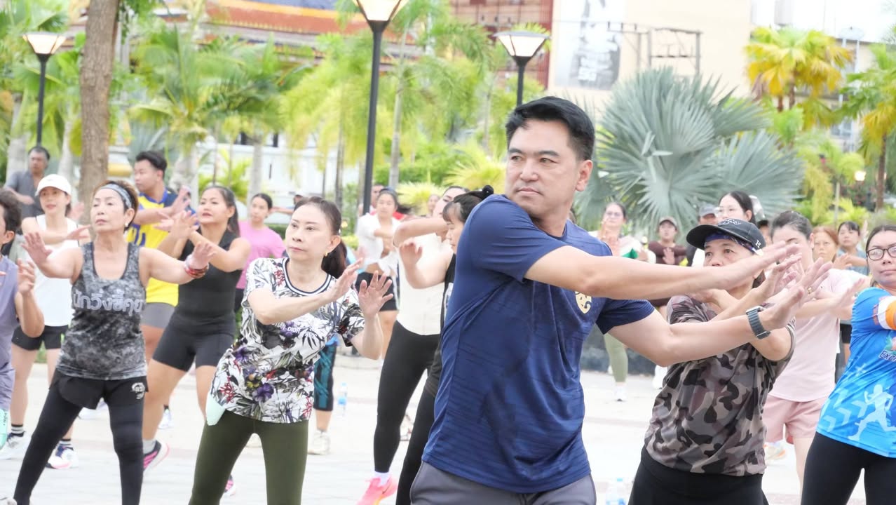 🏃‍♀️ นายกฯ ศิริชิน นำทีมแดนซ์! ชวนชาวพิษณุโลกสุขภาพดี ที่สวนกลางเมือง