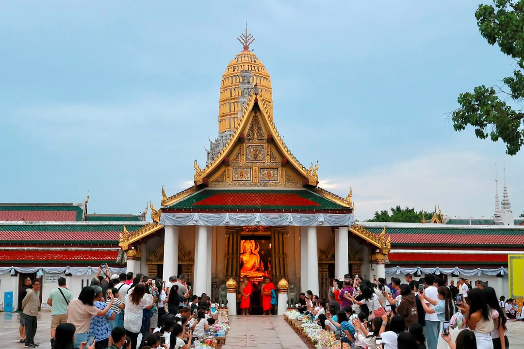 เทศบาลนครพิษณุโลก ร่วมกิจกรรม ชินะราชา เบิกฟ้าเสริมบุญ ตักบาตรรับอรุณ หน้าพระวิหารเสริมพลังศรัทธา @เมืองสองแคว  🌤️🙏🏻