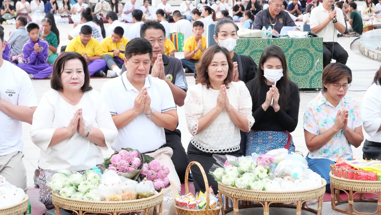 เทศบาลนครพิษณุโลก ร่วมกิจกรรม ชินะราชา เบิกฟ้าเสริมบุญ ตักบาตรรับอรุณ หน้าพระวิหารเสริมพลังศรัทธา @เมืองสองแคว  🌤️🙏🏻