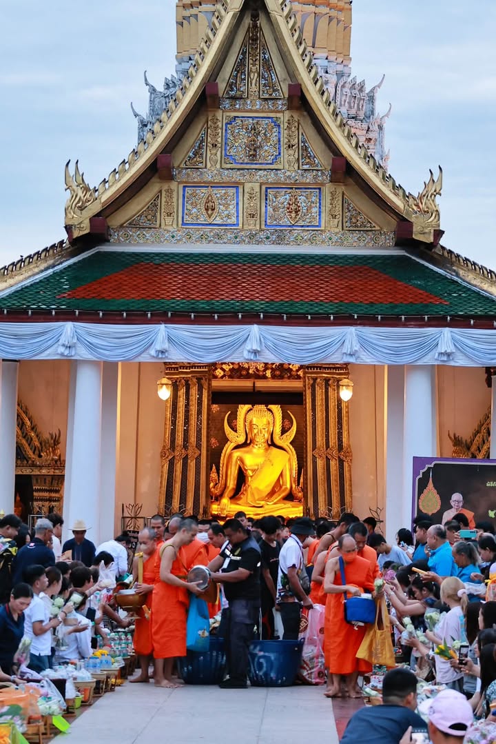 เทศบาลนครพิษณุโลก ร่วมกิจกรรม ชินะราชา เบิกฟ้าเสริมบุญ ตักบาตรรับอรุณ หน้าพระวิหารเสริมพลังศรัทธา @เมืองสองแคว  🌤️🙏🏻