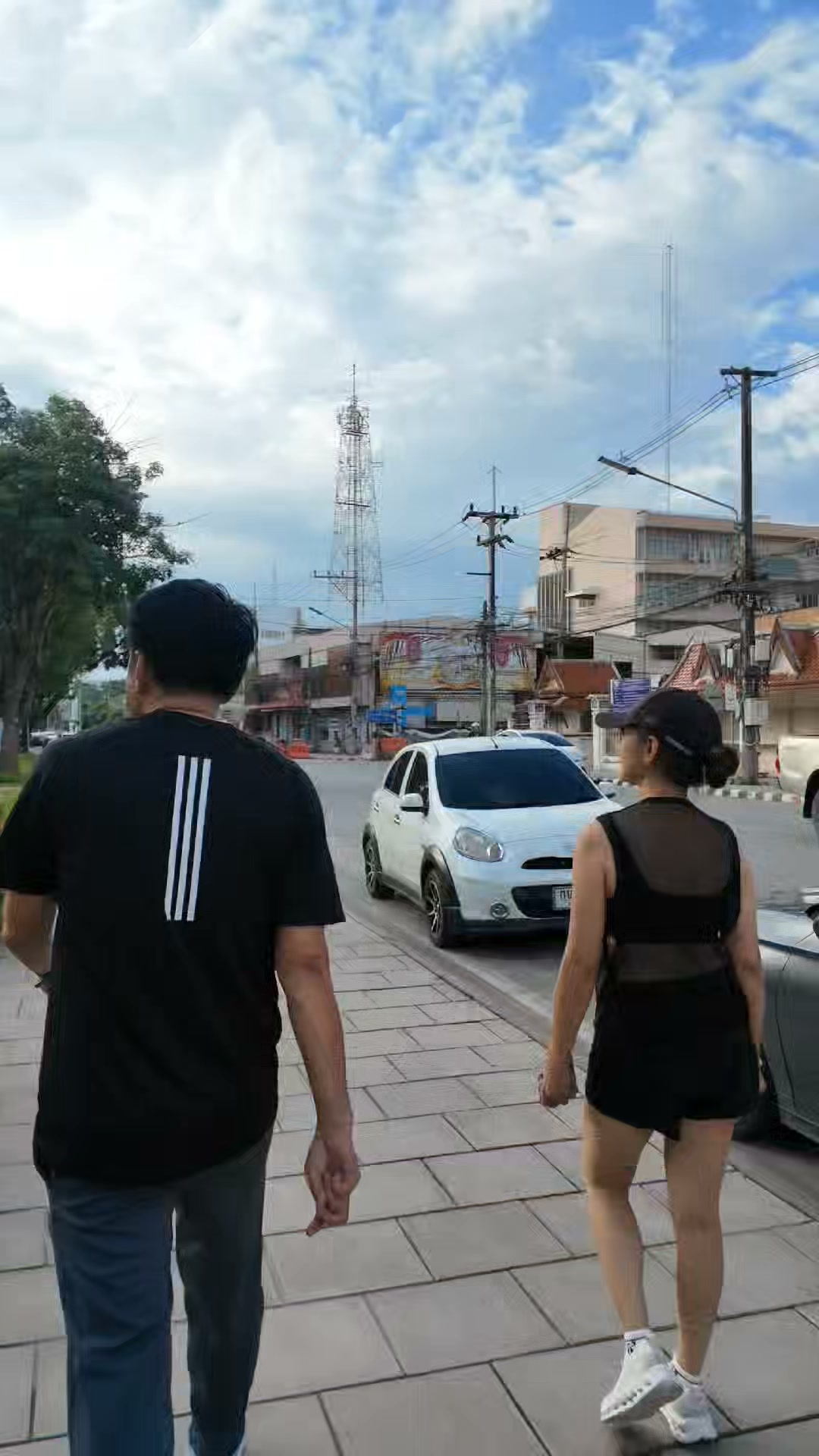 "วิ่งวอร์ม ทักทาย ตรวจงาน แล้วไปโยก!" 🏃‍♀️🎶