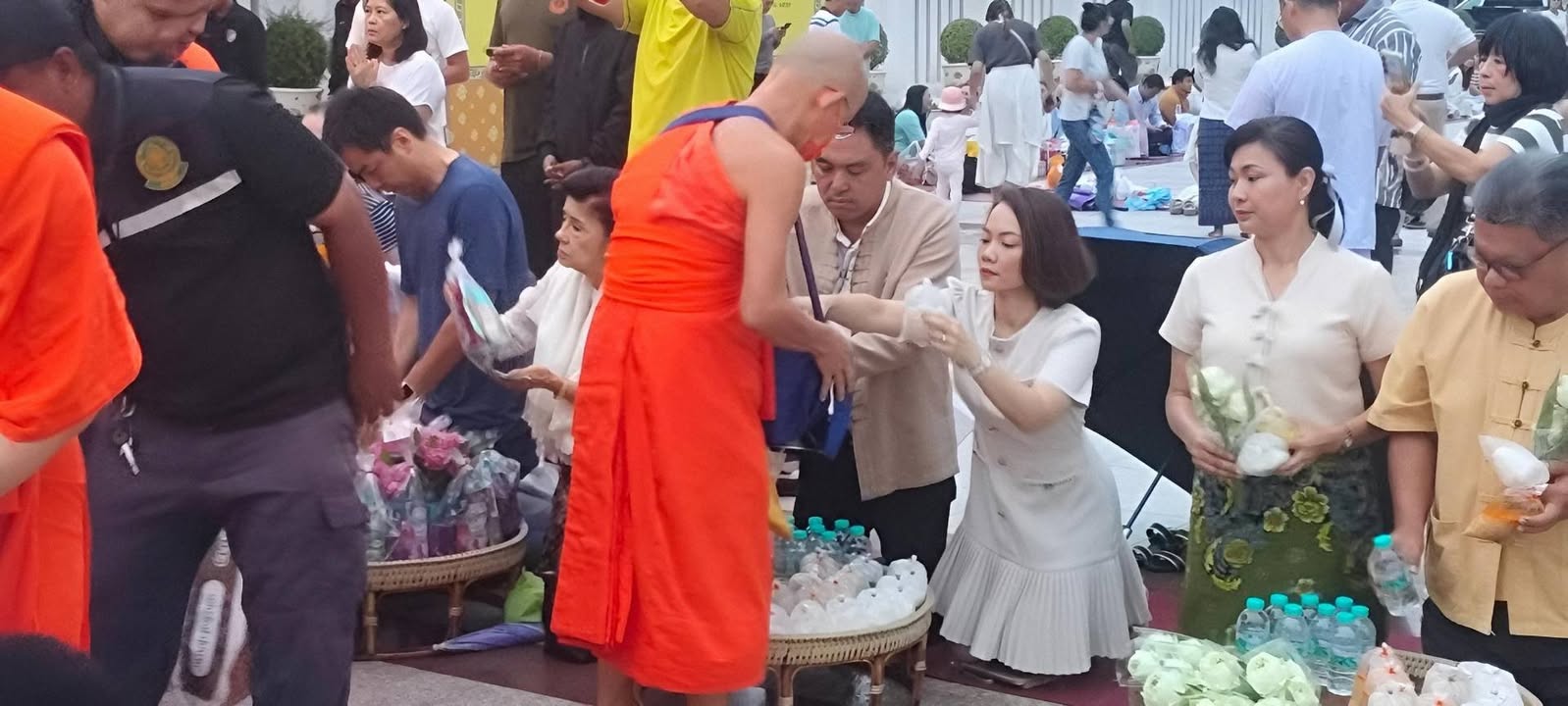เทศบาลนครพิษณุโลก ร่วมกิจกรรม ชินะราชา เบิกฟ้าเสริมบุญ ตักบาตรรับอรุณ หน้าพระวิหารเสริมพลังศรัทธา @เมืองสองแคว  🌤️🙏🏻