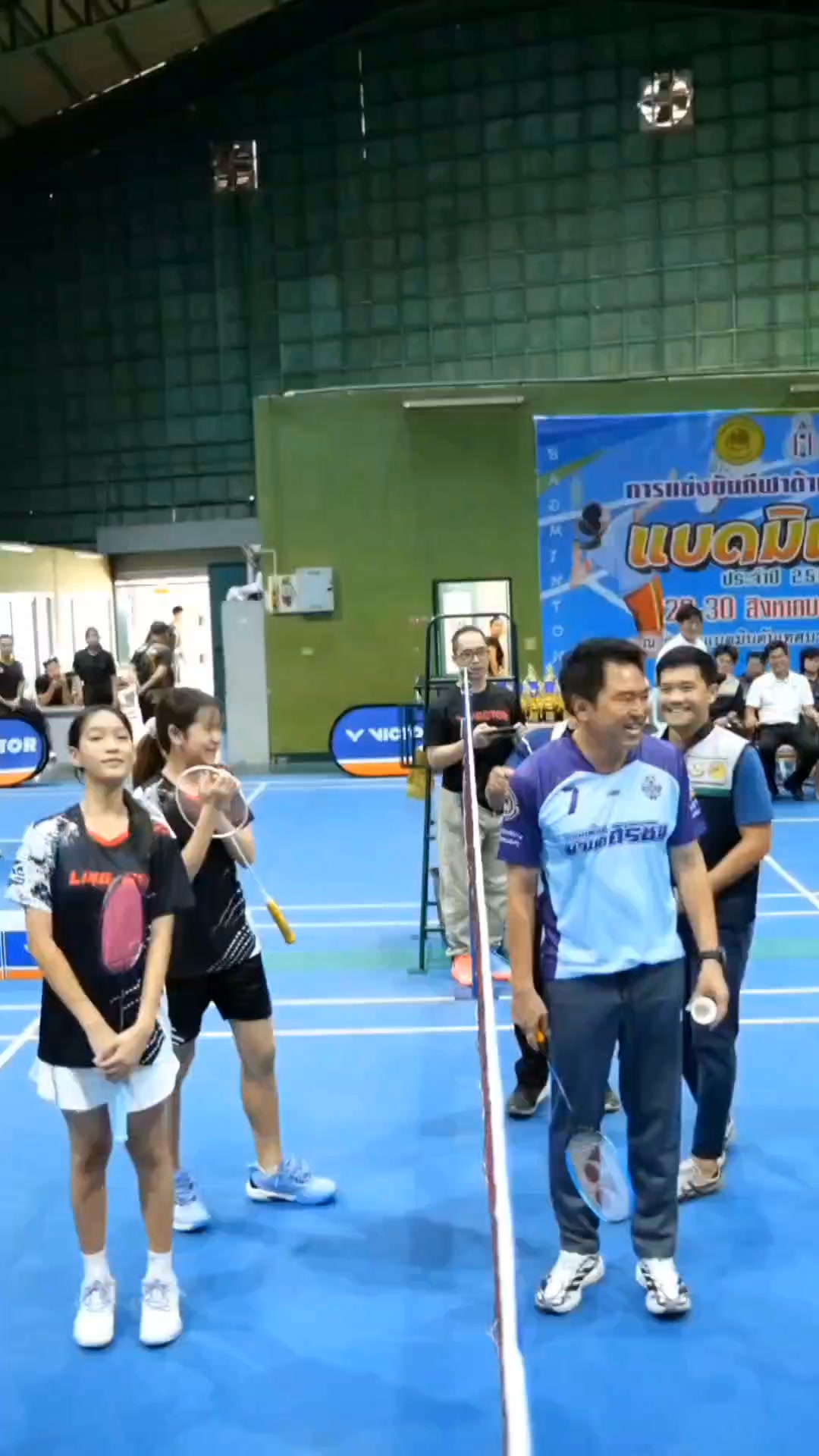 🏸🔥💪✨ การจะทำอะไร ต้องตั้งใจ&ทุ่มเท นะจ๊ะเด็กๆ ดูนายกฯโก๋ เป็นตัวอย่าง จัดเต็มทั้งสปิริตและพลังกาย!  ควงแขนทีมสมาชิกสภาเทศบาล แท็กทีมลงสนามแข่งขันแบดมินตันสุดมัน ในศึก "เทศบาลนครพิษณุโลก เปิดแข่งขันแบดมินตันต้านยาเสพติด ประจำปี 2569" ร่วมสร้างแรงบันดาลใ...