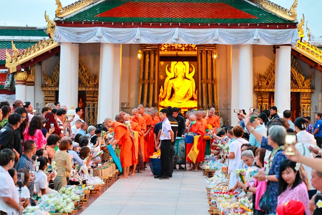 เทศบาลนครพิษณุโลก ร่วมกิจกรรม ชินะราชา เบิกฟ้าเสริมบุญ ตักบาตรรับอรุณ หน้าพระวิหารเสริมพลังศรัทธา @เมืองสองแคว  🌤️🙏🏻