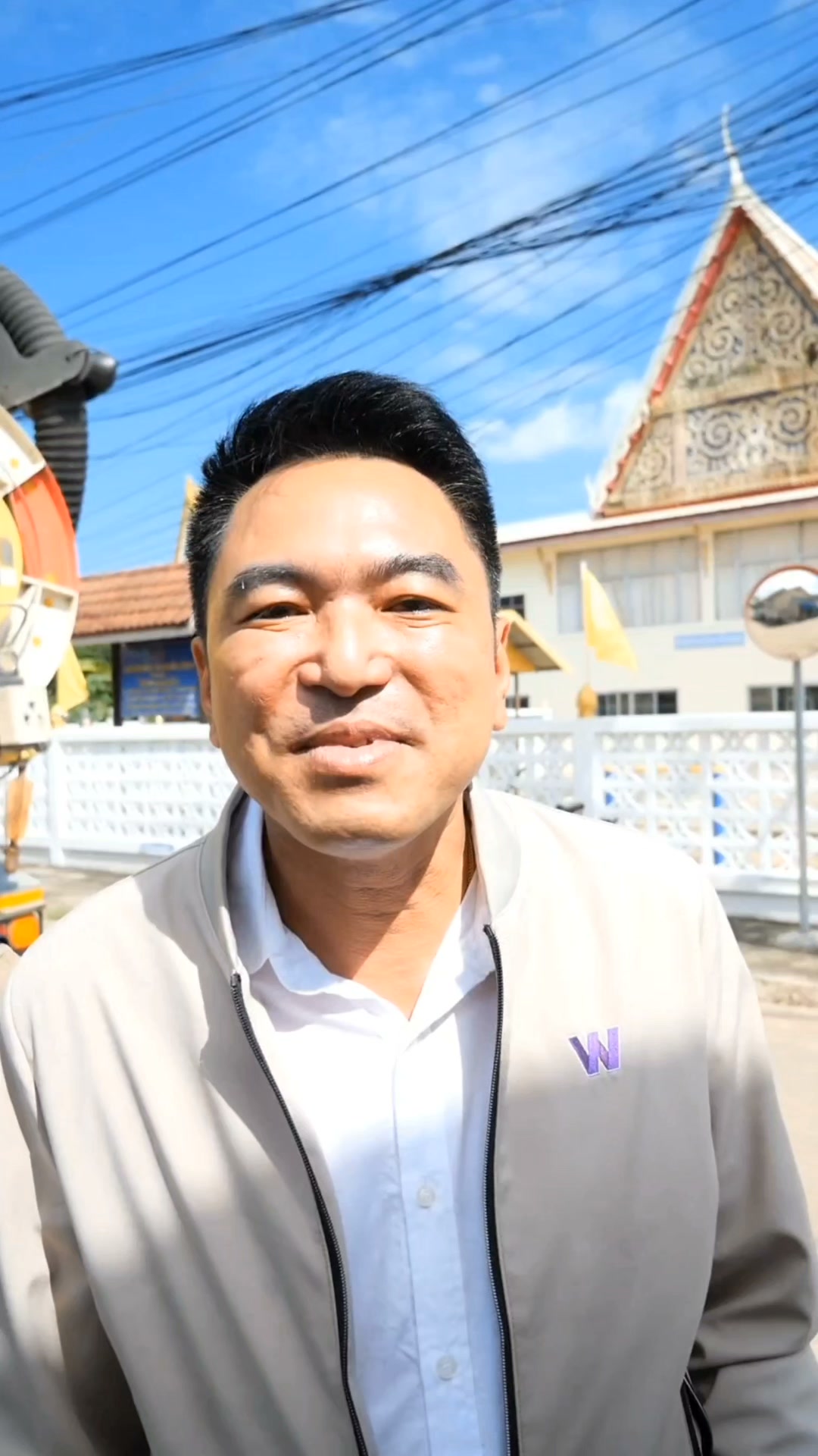 นอนไม่หลับ กระสับกระส่าย... เพราะเสียงฝาท่อมันกวนใจ! 🛑แจ้งเทศบาลฯ ไปแล้ว วันนี้ นายกฯโก๋   นำทีม สท. และทีมช่างมาช่วยเซฟสุขภาพการนอนครับ 🛌✨