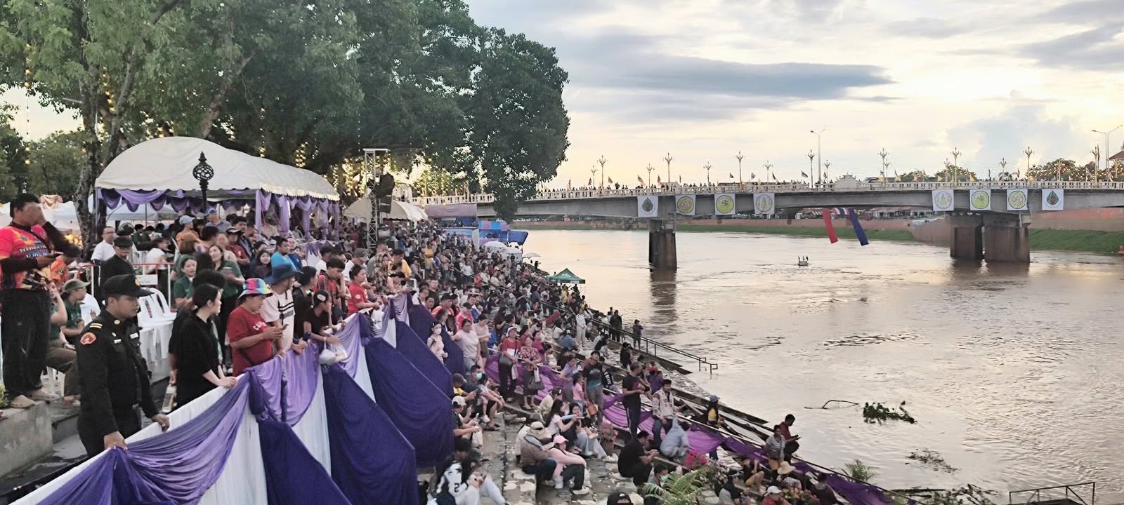 "เช้าจรดค่ำ คนแน่นไม่มีแผ่ว! บรรยากาศแบบนี้ตอกย้ำคำว่า #พิษณุโลกทำถึง แบบไม่ต้องพูดเยอะ 📍✨" 📸 ให้ภาพมันเล่าเรื่อง.....