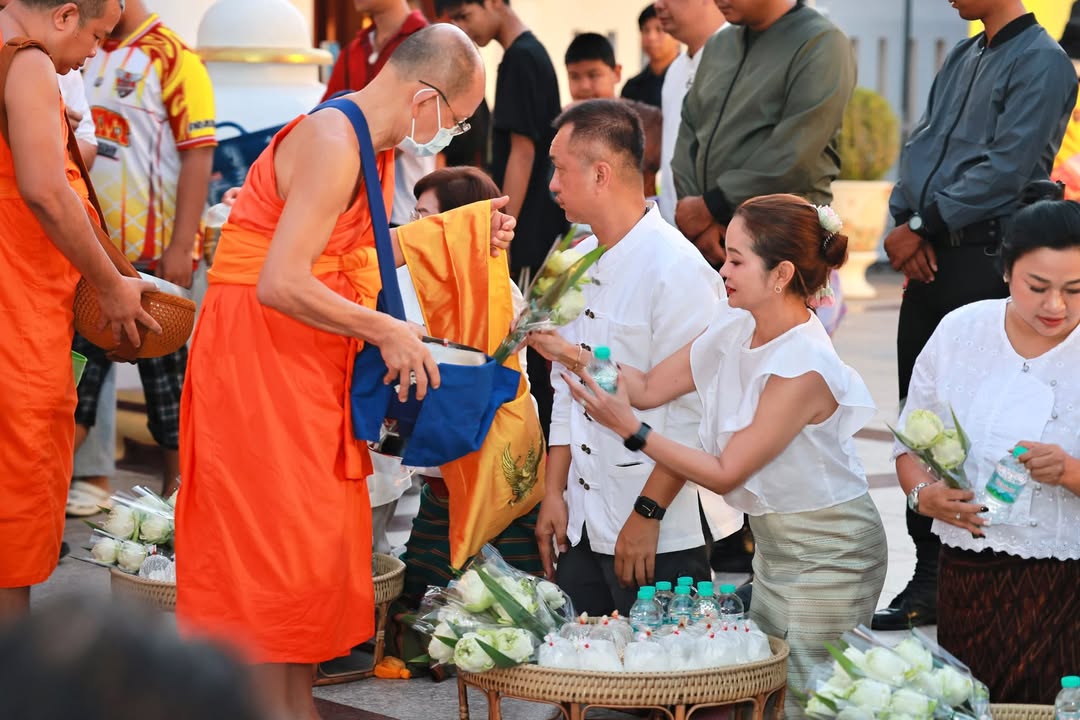 เทศบาลนครพิษณุโลก ร่วมกิจกรรม ชินะราชา เบิกฟ้าเสริมบุญ ตักบาตรรับอรุณ หน้าพระวิหารเสริมพลังศรัทธา @เมืองสองแคว  🌤️🙏🏻