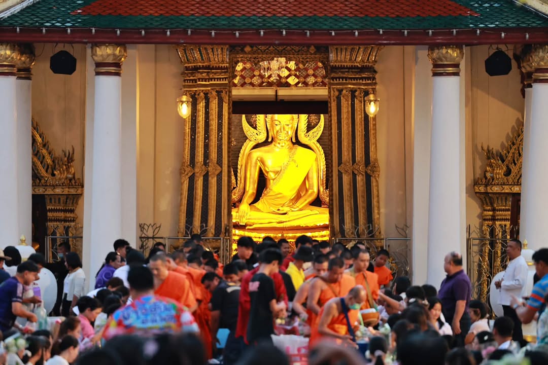 เทศบาลนครพิษณุโลก ร่วมกิจกรรม ชินะราชา เบิกฟ้าเสริมบุญ ตักบาตรรับอรุณ หน้าพระวิหารเสริมพลังศรัทธา @เมืองสองแคว  🌤️🙏🏻