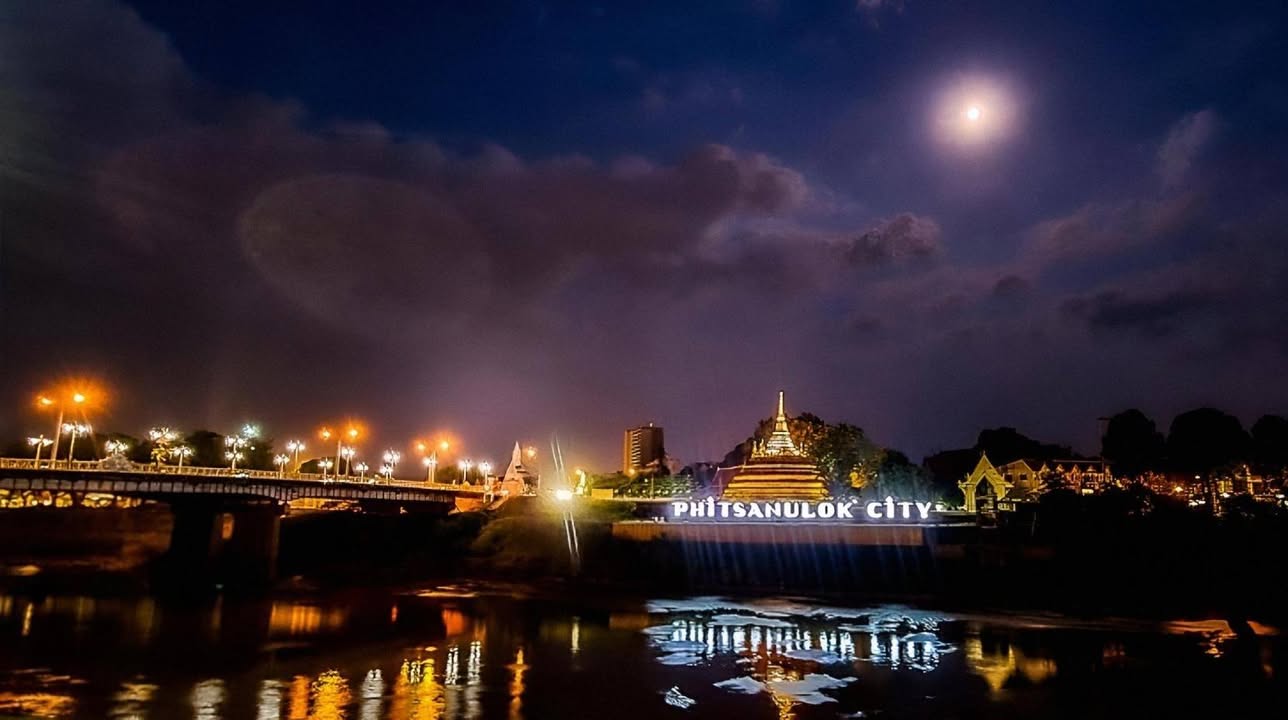 แสงจันทร์คืนวันออกพรรษา สว่างไสวอบอุ่นไปทั้งเมือง 🌕✨
