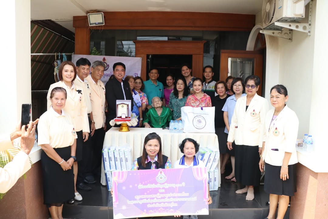เทศบาลนครพิษณุโลก ร่วมพิธีมอบโล่เกียรติคุณผู้สูงอายุ 100 ปี ให้่แก่ผู้สูงอายุ