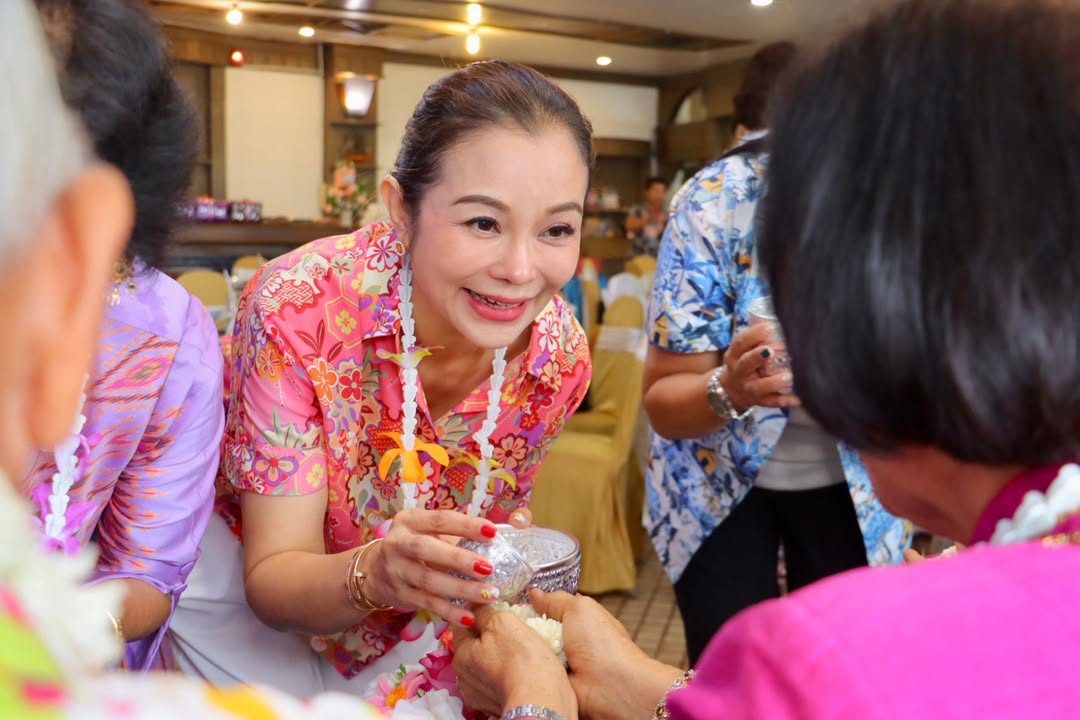 เทศบาลนครพิษณุโลก ร่วมงานวันสงกรานต์ รดน้ำขอพรผู้สูงอายุของสมาคมข้าราชการบำนาญจังหวัดพิษณุโลก 💦🙏