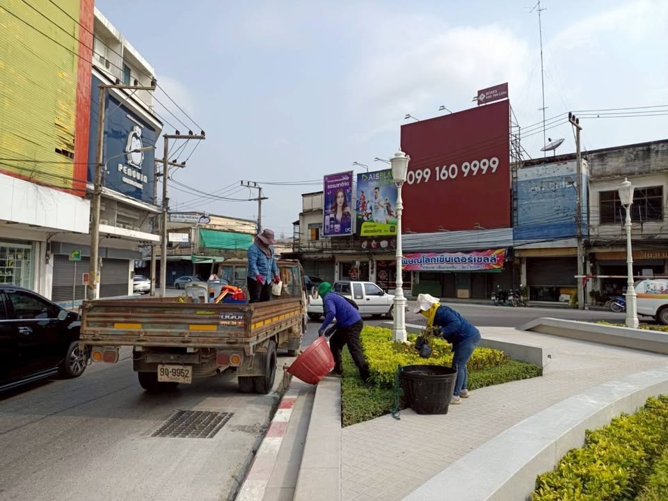 📢​เทศบาลนครพิษณุโลก รุกปรับโฉมเมือง! ซ่อมถนน-เพิ่มไฟ-ดูแลสวน เพื่อความปลอดภัยและคุณภาพชีวิตที่ดีขึ้น 🛠️✨