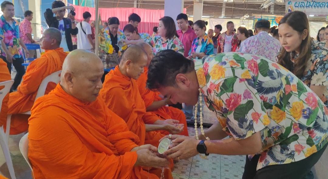 นายกนครพิษณุโลก นำทีมทำบุญตลาดบ้านคลอง แจกผ้ากันเปื้อน ยกระดับสุขอนามัยรับปีใหม่ไทย