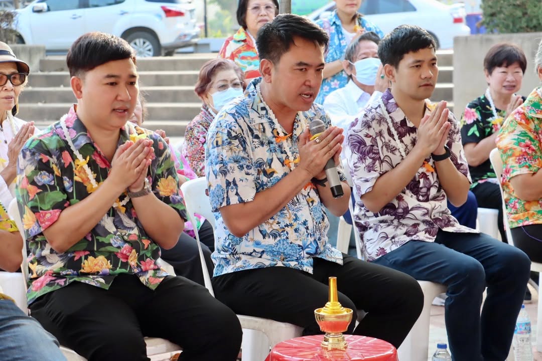 เทศบาลนครพิษณุโลก ร่วมสืบสานประเพณีสงกรานต์ รดน้ำขอพรผู้สูงอายุ พร้อมประกอบพิธีสงฆ์เพื่อความเป็นสิริมงคล