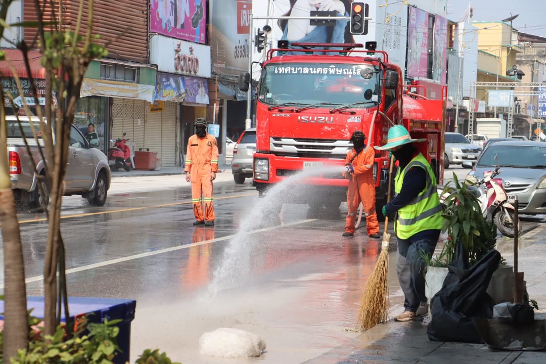 🧹🚿 เทศบาลนครพิษณุโลก เร่งทำความสะอาดพื้นที่หลังเทศกาลสงกรานต์