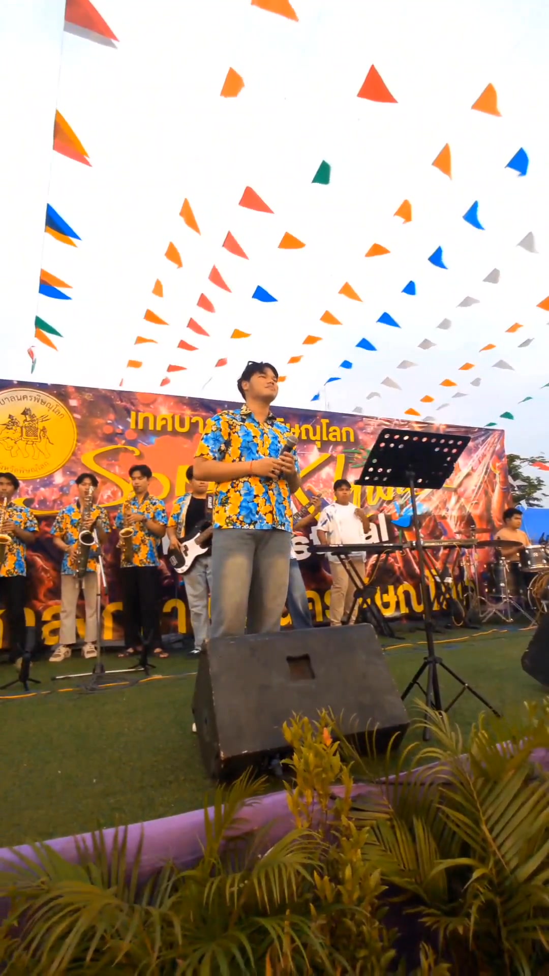 Retro Night ในเมืองสองแคว... มาย้อนวันวานกับจังหวะรำวงที่คุ้นเคย เปิดฟลอร์คืนแรก จัดเต็มความมันส์แบบไทยสไตล์ เจอกันที่สวนกลางเมืองพิษณุโลก ออกมาเซิ้งให้โลกจำ! 🥁✨