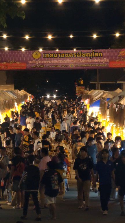 โค้งสุดท้าย! 🎡 ใครยังไม่มาคือพลาดมาก วันนี้วันสุดท้ายแล้วนะจ๊ะที่ศาลหลักเมืองพิษณุโลก 🙏✨ เริ่มต้นด้วยการกราบสักการะเสริมสิริมงคล แล้วไปต่อกันที่โซนชิม ช้อป แชะ บอกเลยว่าของกินเพียบ รูปสวยๆ ตรึม! 📸