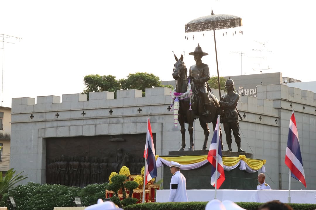 เทศบาลนครพิษณุโลกร่วมพิธี “วันจักรี” น้อมรำลึกพระมหากรุณาธิคุณ