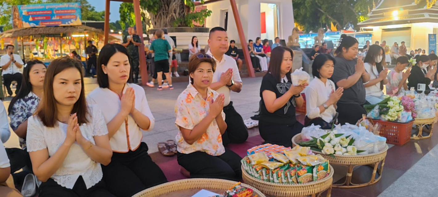 เทศบาลนครพิษณุโลก ร่วมกิจกรรม “ชินะราชา เบิกฟ้าเสริมบุญ ตักบาตรรับอรุณ หน้าวิหารเสริมพลังศรัทธา @เมืองสองแคว” 🌤️✨😇