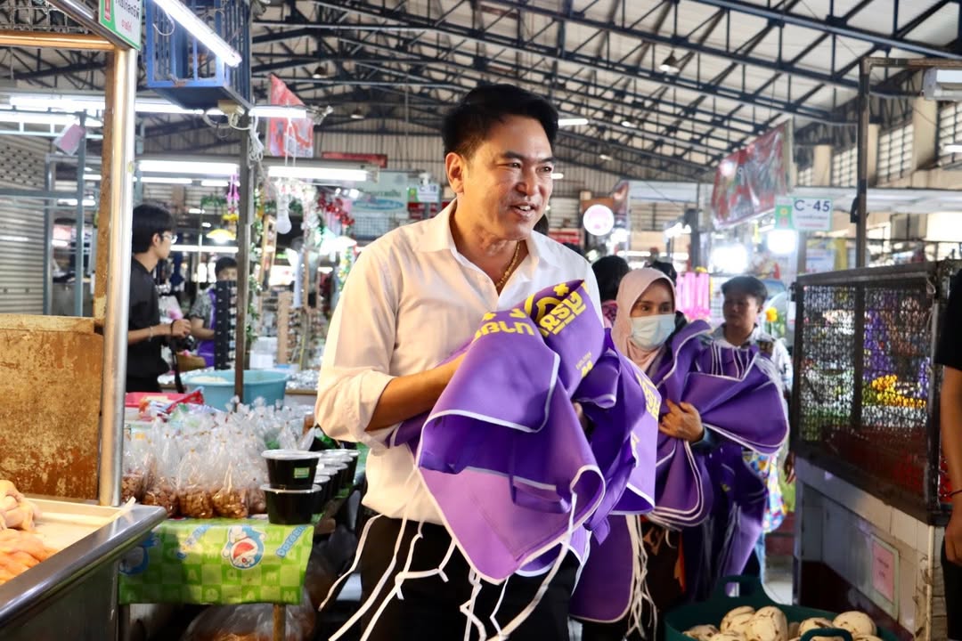 นายกเทศมนตรีนครพิษณุโลก ลงพื้นที่ "ตลาดเทศบาล 6 (ร่วมใจ) อาคาร 1" เยี่ยมผู้ประกอบการและมอบผ้ากันเปื้อน 200 ผืน