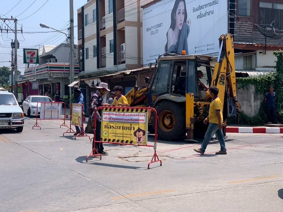 🚧💦 🚙 #ขออภัยในความไม่สะดวก ด้วยวันที่ 16-17 มีนาคม 2569 เทศบาลนครพิษณุโลกกำลังดำเนินงานเชื่อมท่อระบายน้ำ สามแยกถนนไชยานุภาพ - ประชาอุทิศ เพื่อเพิ่มประสิทธิภาพการระบายน้ำ ป้องกันน้ำท่วมชุมชนหรรษนันท์ 49 ชุมชนประชาอุทิศ ชุมชนไชยานุภาพ