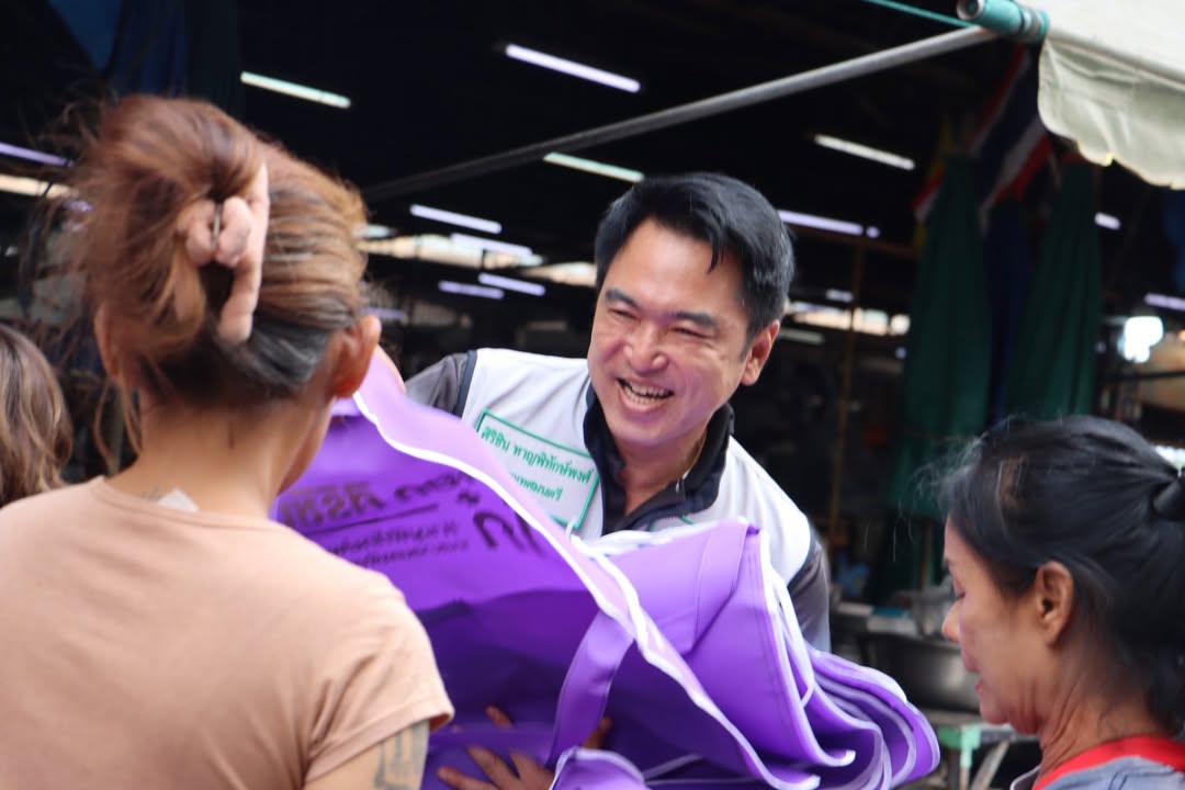 นายกเทศมนตรีนครพิษณุโลก ลงพื้นที่ "ตลาดใต้" เยี่ยมผู้ประกอบการ-มอบผ้ากันเปื้อน 200 ผืน