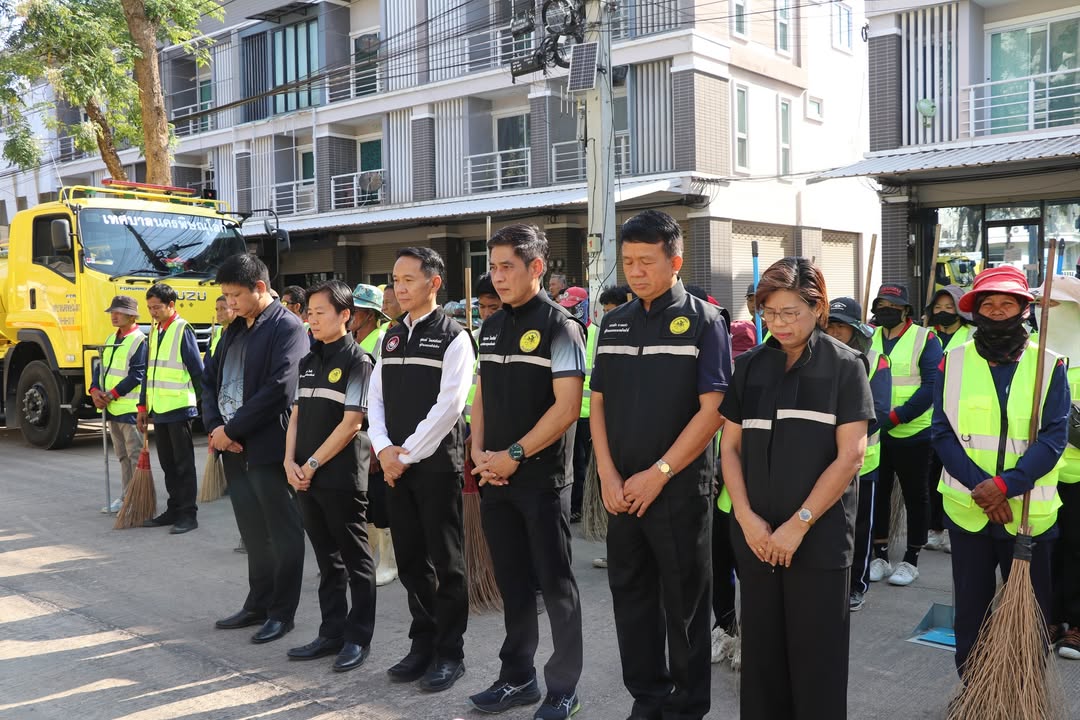 เทศบาลนครพิษณุโลก จัดกิจกรรม “ชุดปฏิบัติการกรีนโซน” ทำความสะอาดปรับภูมิทัศน์เมือง สร้างสิ่งแวดล้อมน่าอยู่