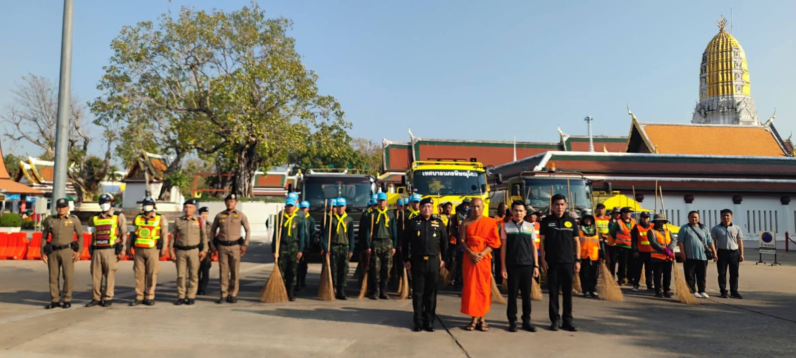 รองนายกฯ นครพิษณุโลก ผนึกกำลังจิตอาสากองทัพภาคที่ 3 ร่วมพัฒนาทำความสะอาดลานวัดใหญ่