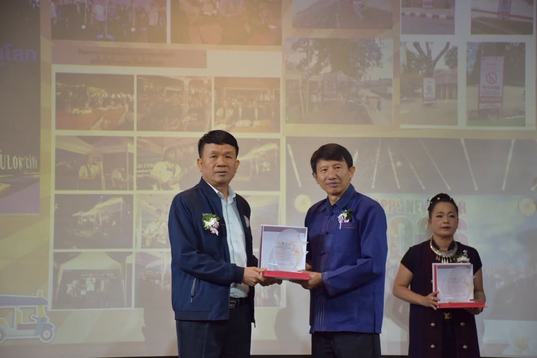 เทศบาลนครพิษณุโลกรับมอบโล่รางวัลเจ้าภาพผู้สนับสนุนงานบุญประเพณีปลอดเหล้ายอดเยี่ยม